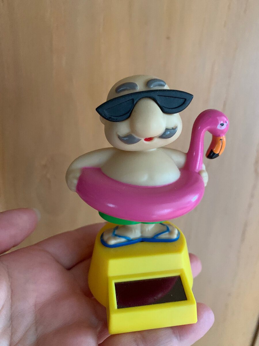 Мужик танцует своеобразный танец живота, если нажать на кнопку. 