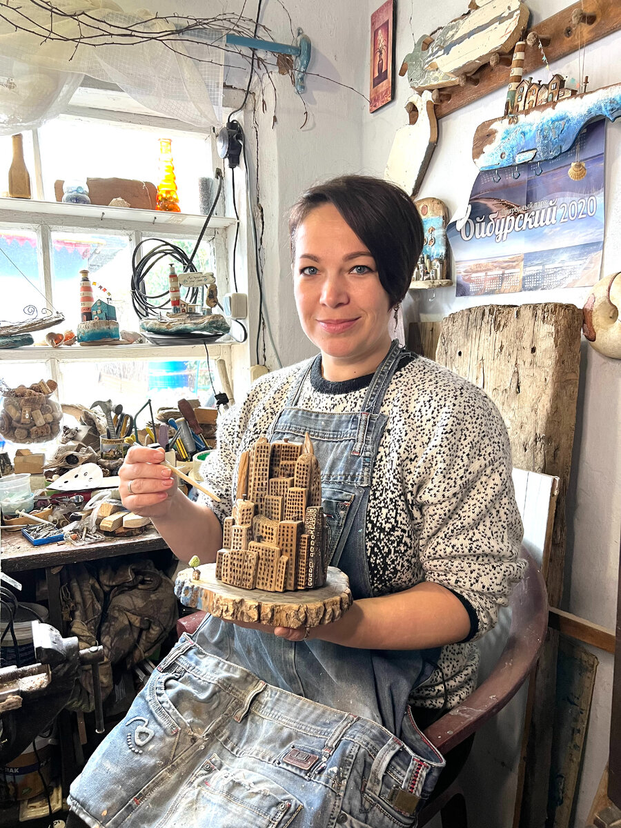  Евгения Стельмахова со своей работой «Человейник»