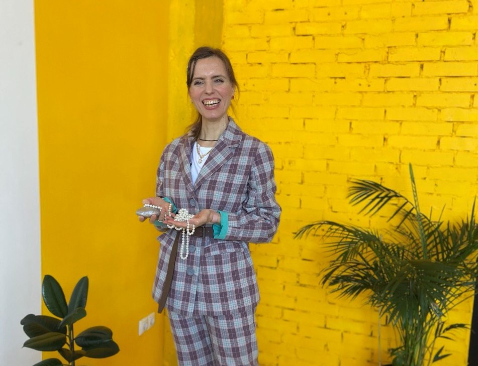 Привет, меня зовут Юлия Шаталова, хотите узнать, почему я стала Васту-консультантом?  Как- то моя подруга пожаловалась, что не может найти Васту-консультанта для строительства своего дома. У нее было желание сделать все правильно, чтобы дом стал живительным источником для семьи.  Она знала, что я давно увлекаюсь Васту, я попробовала найти хорошего специалиста и столкнулась с двумя трудностями: очень (нет, вот так нужно – ОЧЕНЬ) ДОРОГО, либо уровень знаний таков, что я с моим «чайниковским» уровнем вполне могу сделать ей это бесплатно за пару чаепитий. 
Близился мой очередной День рожденье и я решилась на авантюру. Попросила у мужа подарок в виде оплаты учебы по Васту. Я подумала, что раз я тоже мечтаю когда-нибудь жить в доме, так начну готовиться сейчас и заодно помогу подруге сделать все правильно в ее строительстве. К обучению я подхожу очень избирательно, поэтому сразу отмела курсы от учеников ,учеников, я предпочитаю первоисточник, поэтому выбрала авторитетного Доктора Сахасрабудхе.  Одно обучение перетекало в другое, я все глубже погружалась в тему. Во время обучения я стала анализировать планы домов своих клиентов, друзей, родственников, и не могла поверить,  насколько судьбы людей и их семьи можно «прочитать» по схеме жилья. Оказывается можно предсказать проблемы и трудности, с которыми эта семья будет сталкиваться в жизни. И что, меняя жилье, люди покупают ту же самую судьбу себе. Но последней каплей стало то, что люди, которых я консультировала на добровольных началах, стали приводить мне клиентов. Свет Васту засиял среди моего окружения, люди на себе ощутили глубину этого знания и, главное, мощь коррекций и изменения, которые они в скором времени получили по судьбе. Кстати, очень хорошие.
Но были и трудности в тот момент, я столкнулась с дефицитом времени и мне пришлось уменьшить нагрузку психолога и стать Васту консультантом. Я говорю «пришлось», потому что это было не простое решение. Мне не легко даются кардинальные перемены (а работу психологом я очень люблю, и не собиралась ее менять), но Васту настолько мощно влилось в мою судьбу, что я не устояла. И второй раз спасибо моей подруге, которая как- то вечером позвонила и сказала «возможно моя идея покажется тебе бредовой, но я не могу молчать. Давай вместе сделаем интернет проект по Васту?». Вот так началась история этого проекта, начали для себя, но готовы делится с вами.
