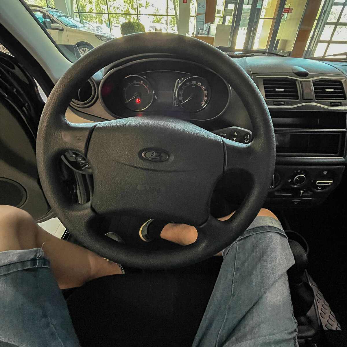 Салон сверхдешёвой Гранты выдаёт оооочень мягкий руль. Он здесь не от Калины/Приоры. Просто похож. В остальном, изменений по салону я не заметил.