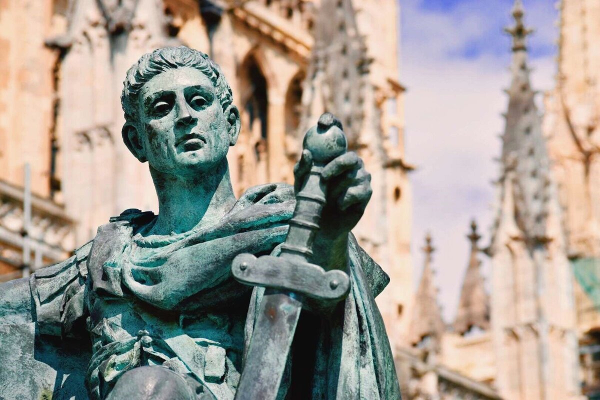 Константин I Великий вошел в историю тем, что был первым императором, принявшим христианство. Этим он сделал христианство господствующей религией, совершил настоящую революцию, изменившую мир.