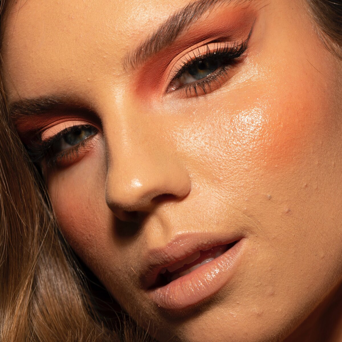    У девушки плотный макияж, но он только подчёркивает несовершенства кожи. Фото: unsplash.com