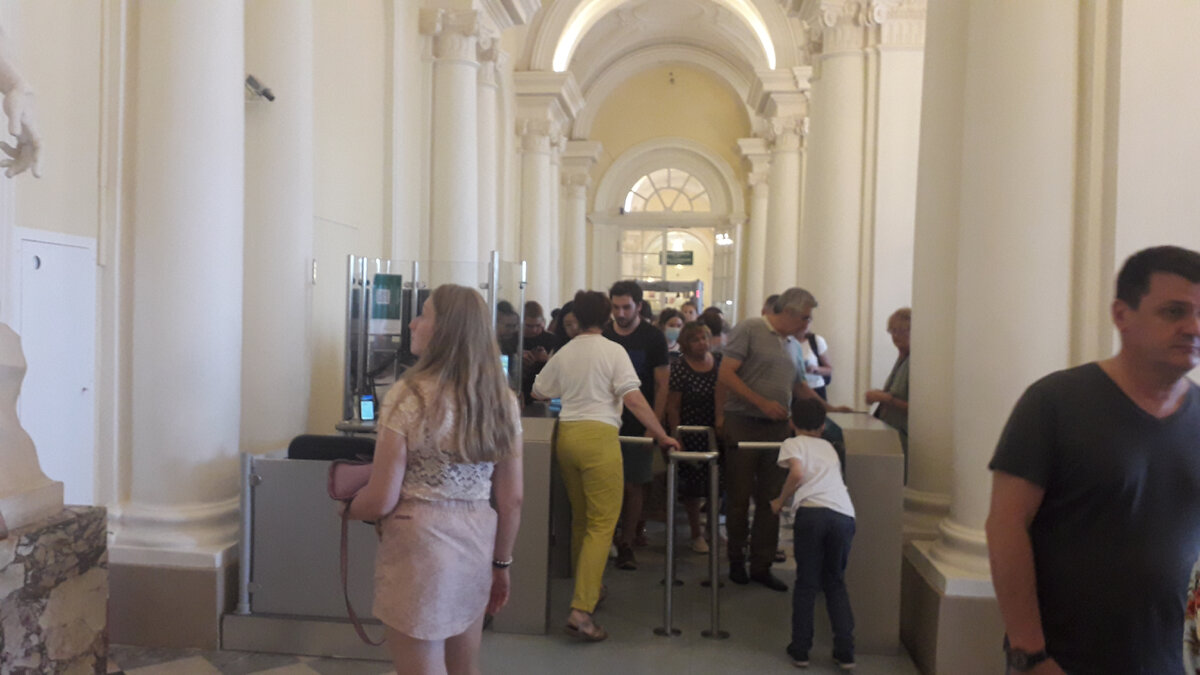 Раз-два, и электронный билет в кармане! Ну то есть на экране телефона. Красота? Не обольщайтесь, если с вами в музей идут дети. Фото автора.