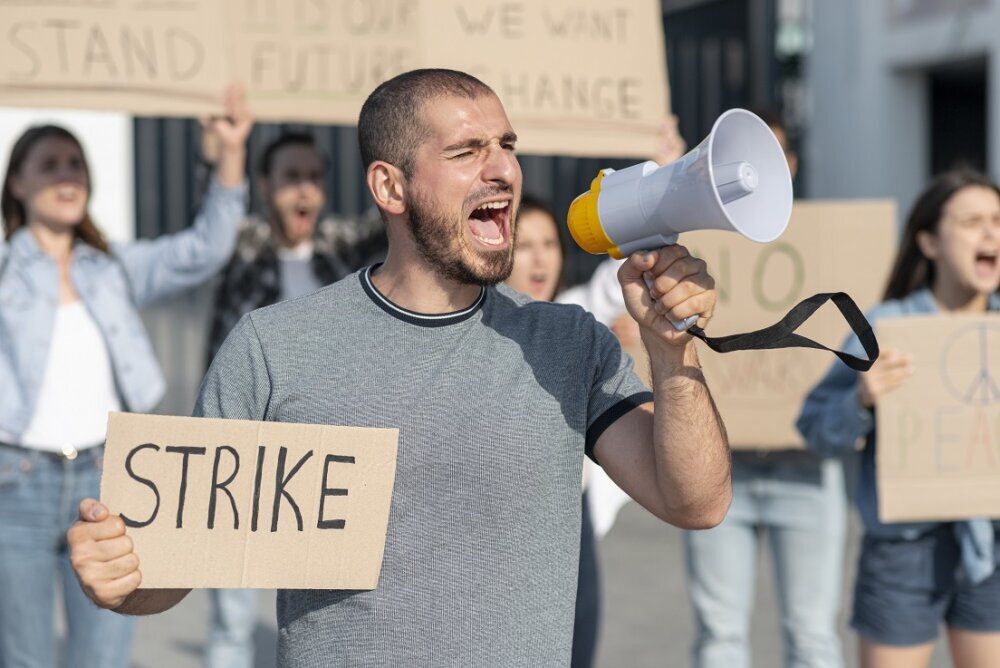 Бастовать это. Strike забастовка. Забастовка фото. Люди бастуют фото. Муж бастует.