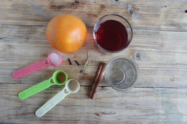 ШАГ 1:
Приготовим ингредиенты по списку: красное сухое вино, апельсин, корица, гвоздика, мята, молотый имбирь, мускатный орех, анис, сахар и вода. Для глинтвейна идеально походят красные сухие и полусухие столовые вина. В некоторых рецептах используют коньяк или ром. Набор пряностей по вкусу и желанию можно изменить. Апельсин моем, нарезаем его на тонкие дольки или половинки вместе с кожурой.