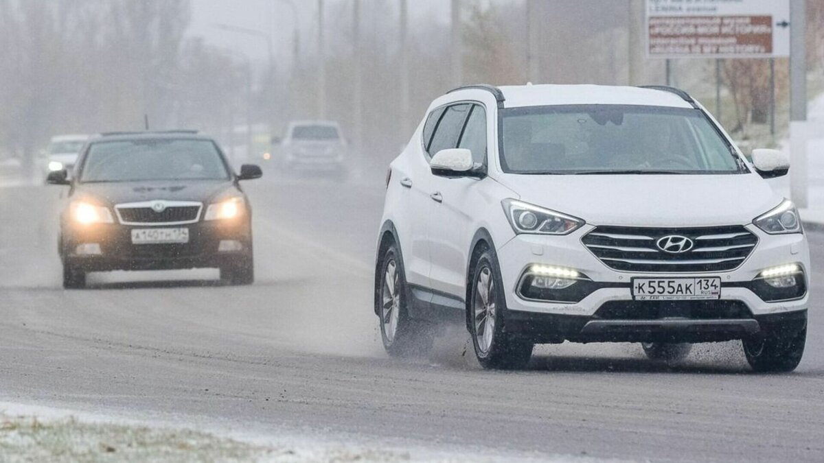     В ряде районов Волгоградской области дорожники начали бороться с гололедом после снега и заморозков — они успели высыпать на трассы 700 тонн реагентов. Кроме того, очищать дороги выходят спецмашины.