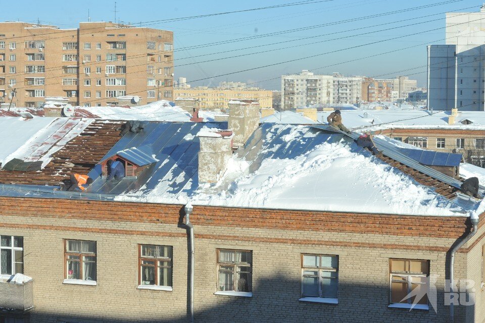     Шесть домов без кровли. Артем Бранов требует привлечь к ответственности тех, кто сорвал программу капремонта в Рязани. Михаил ФРОЛОВ