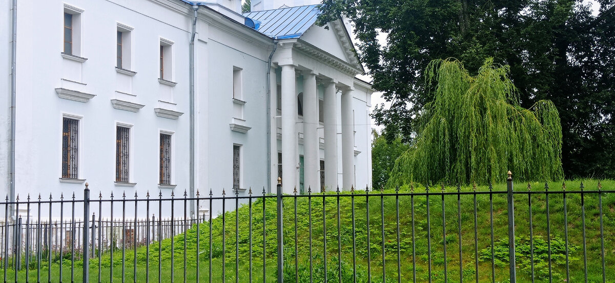 По дороге в Дмитров заехали в Спасо- Влахернский женский монастырь. Не доезжая Яхромы. В Деденево. Монастырь старый. Но не особо древний. В 1861 году основан. Как бы, не на голом месте.-1-2