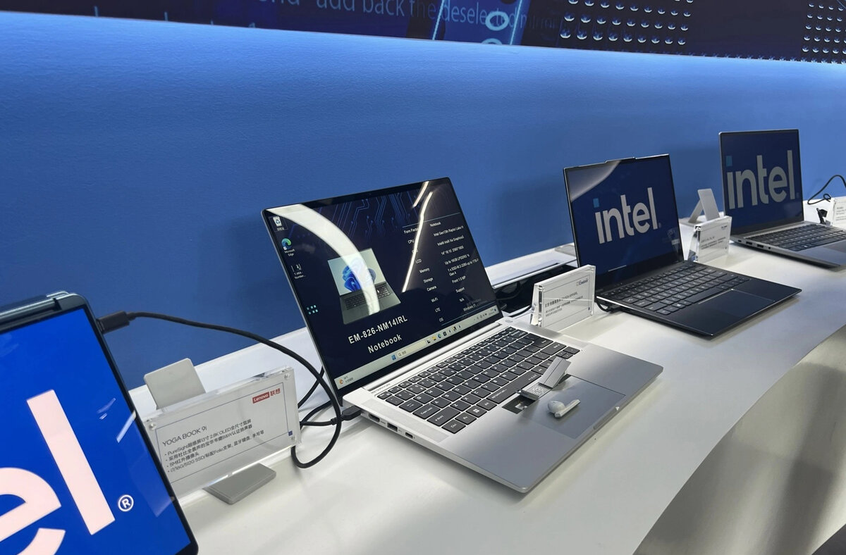    В Китае показали ноутбук со встроенными наушниками. Они забавно выдвигаются