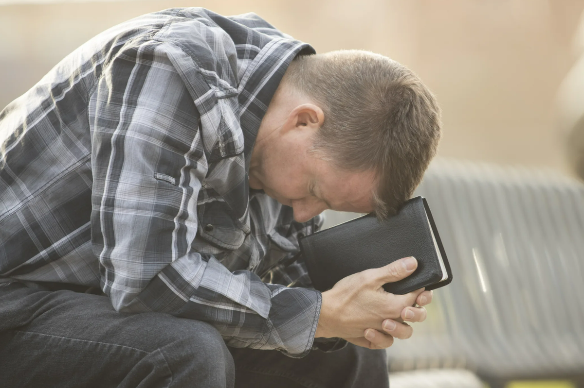 отчаяние эмоция. плачущие родители. горюющий человек. мужчина в депрессии. плачущие родители.