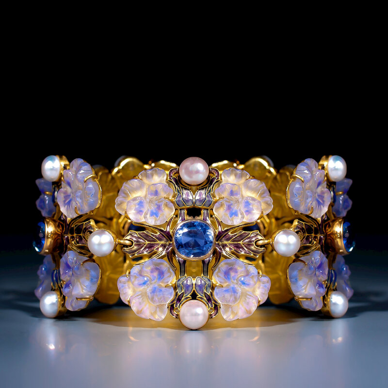 Рене Лалик, браслет «Анютины глазки» , Париж, около 1901–02. Золото, сапфир, эмаль, жемчуг и стекло,