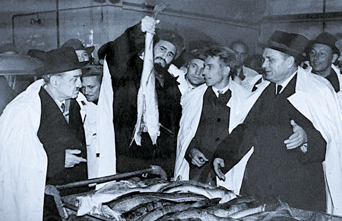 Кубинский лидер Фидель Кастро на Мурманском рыбокомбинате, 1963 г.