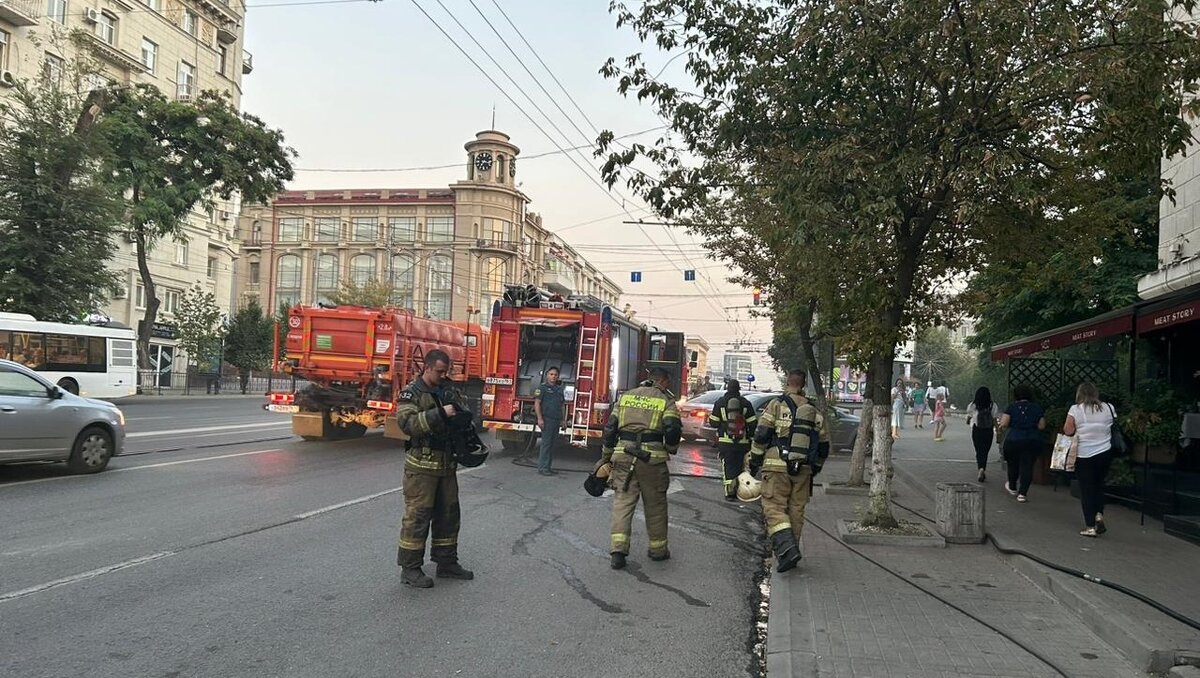     В центре Ростова загорелось здание рядом с консерваторией, подробностями поделились в пресс-службе ГУ МЧС по Ростовской области.