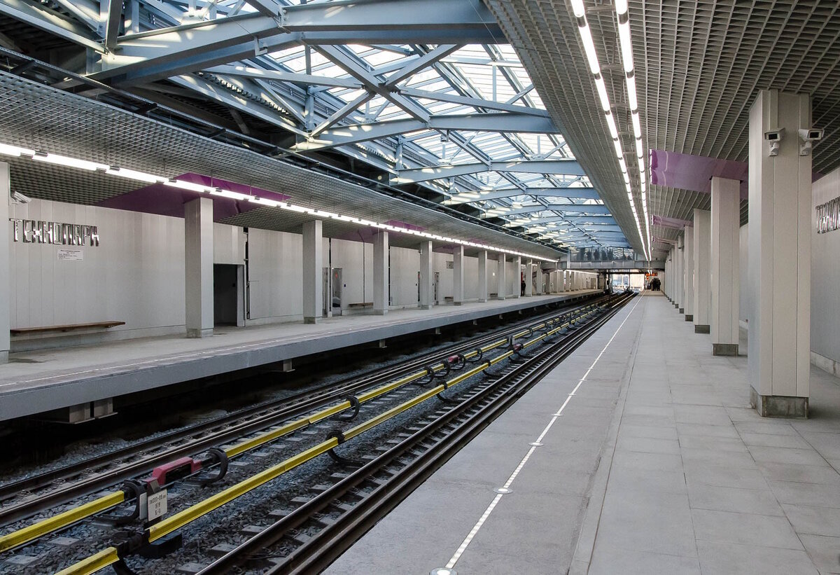 Если говорить о наземных крытых (или открытых) станциях, ни одна из них не попала бы в список лучших, благодаря своим особенностям конструкции. Таким образом, Выхино многие признают самой некрасивой, Выхино и не участвует в данном списке из-за своего былого года постройки, по этой же причине не участвуют другие наземные станции. Зато есть более новая станция «Технопарк»