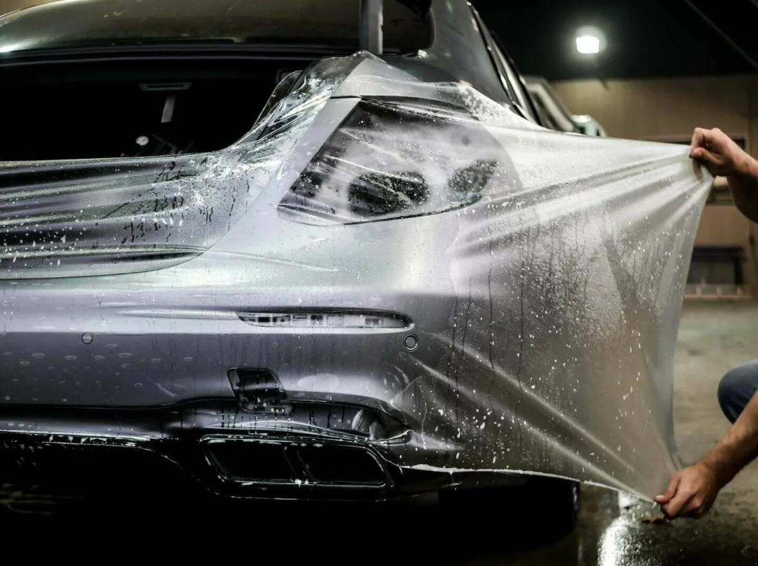 Процесс оклейки переднего бампера полиуретановой плёнкой.