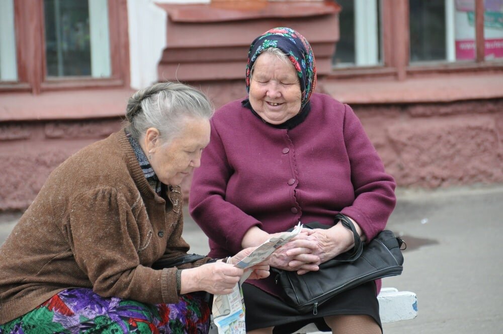 Из москвы в деревню пенсионеры. Сельские пенсионеры. Пенсионеры в сельской местности. Льготники пенсионеры. Льготы для пожилых.