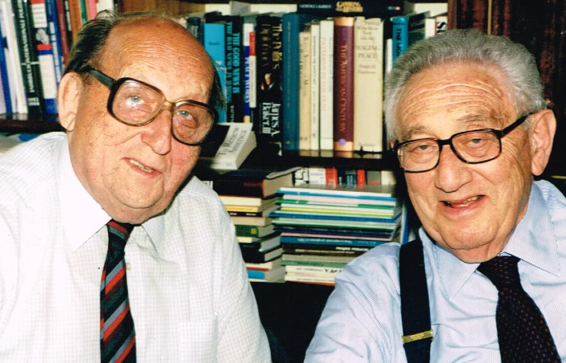 Арбатов и Киссинджер. Источник фото - https://bogaturov-family.blogspot.com/2018/01/12.html