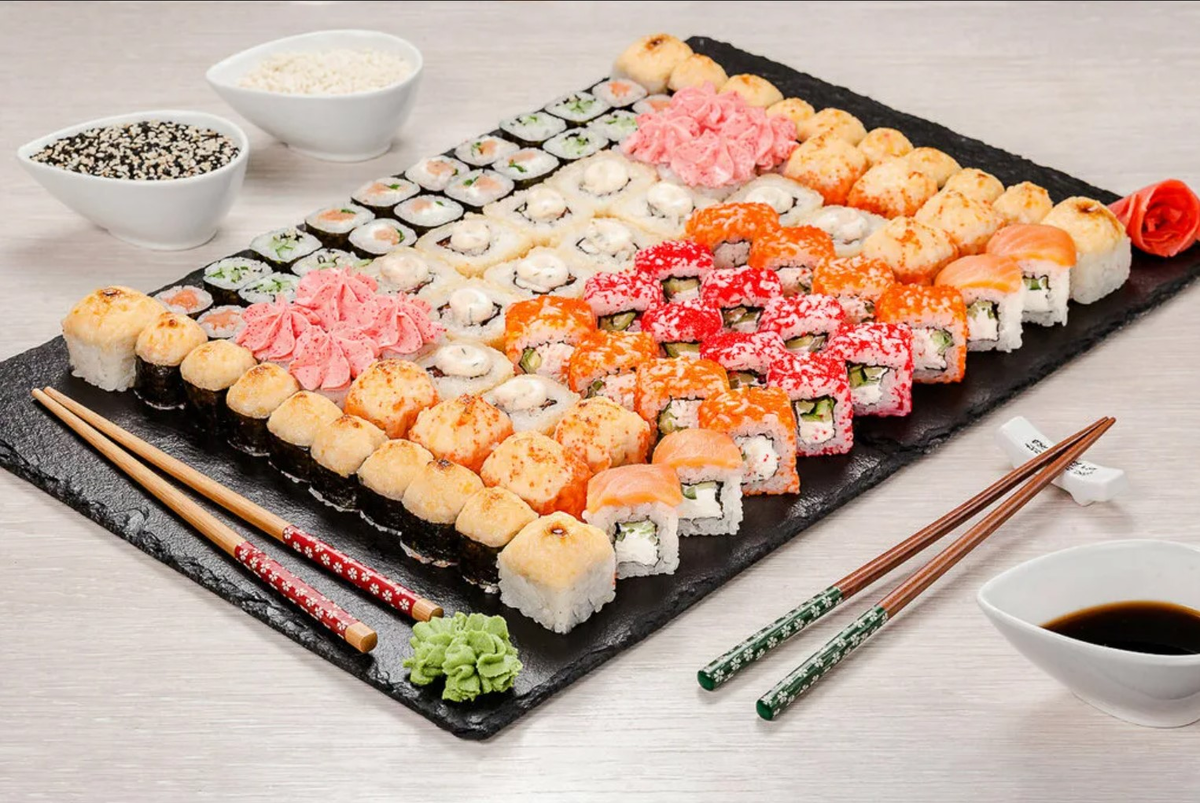 Сколько роллов нужно на 1. Сет Сасаки суши. Ролл Идзуми суши сет. Огромный сет роллов. Большой набор суши.