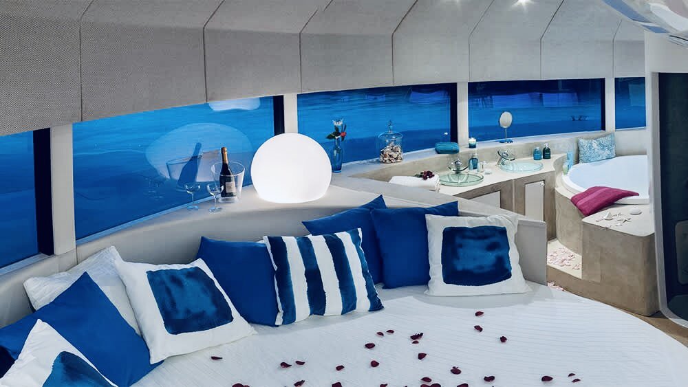 Над интерьером потрудился сам Пьер Карден 