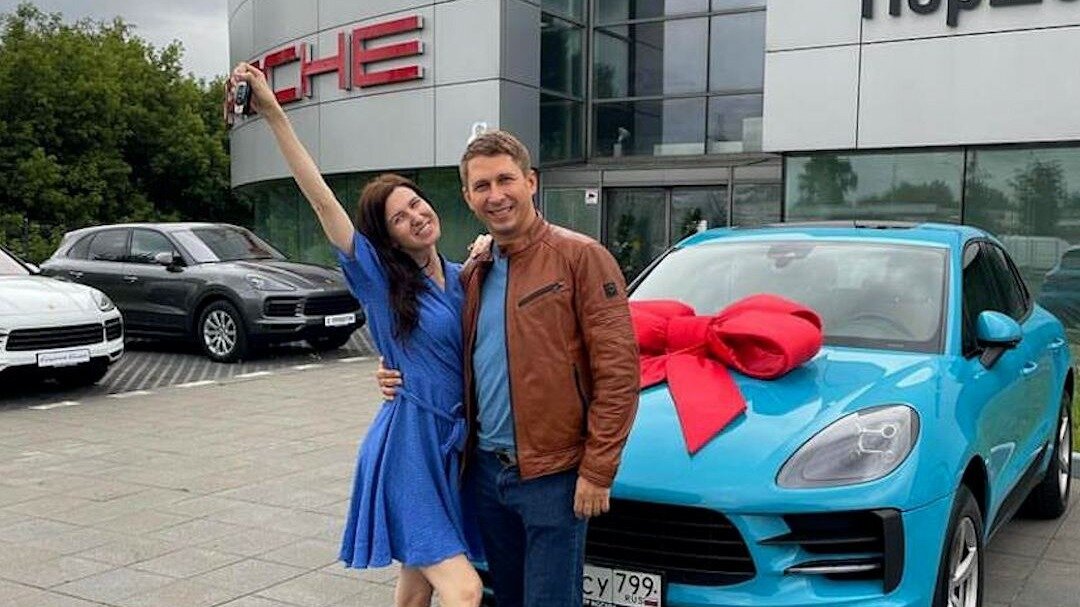     Владелицей красного автомобиля Ferrari Portofino, который накануне вечером вылетел на тротуар в центре Москвы, оказалась бывшая участница конкурса красоты «Миссис Россия» Марина Подлесных, ныне возглавляющая журнал Fashion Time. Но во время ДТП ее в машине не было.