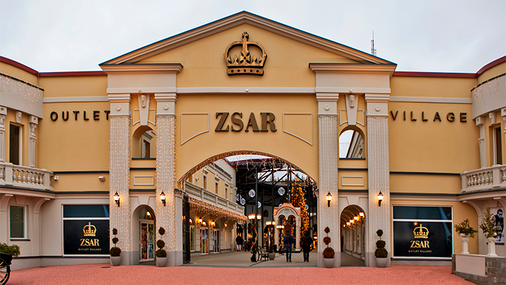 ЭТИМ ЛЕТОМ ЗАКРЫЛСЯ КРУПНЫЙ ФИНСКИЙ АУТЛЕТ ZSAR OUTLET VILLAGE. ЭТО СТАЛО БОЛЬШИМ УДАРОМ НЕ ТОЛЬКО ДЛЯ ФИНСКОГО БИЗНЕСА, НО И ДЛЯ ЖИТЕЛЕЙ ОКРЕСТНЫХ ГОРОДКОВ. ФОТО: SERGEI AFANASEV/SHUTTERSTOCK