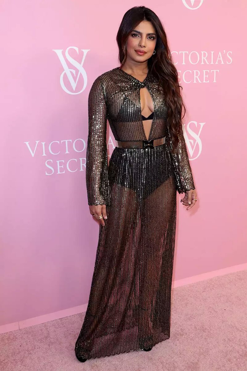 Приянка Чопра на неделе моды в Нью-Йорке в платье пикабу. 