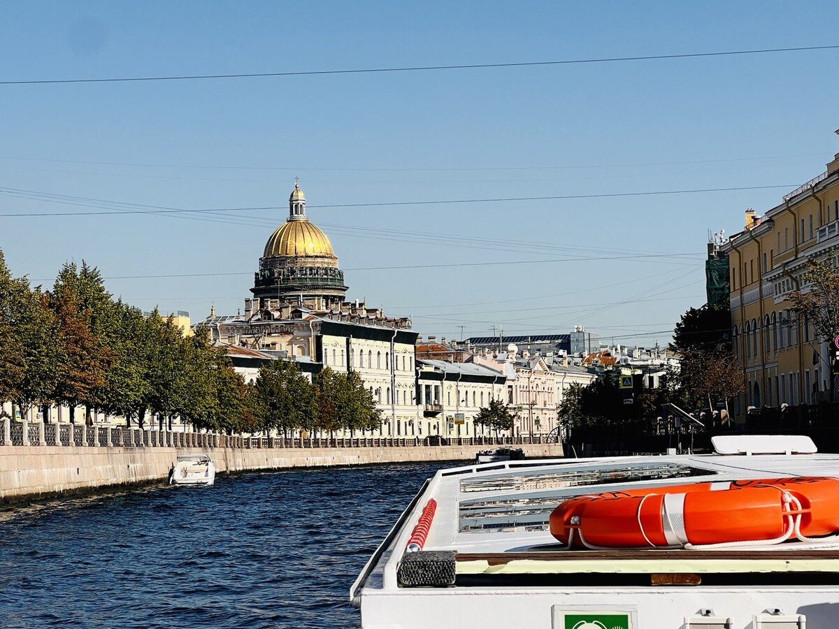 Вид на Исаакиевский собор с воды