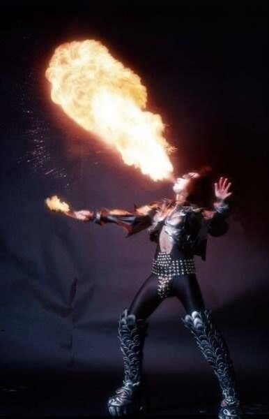 Джин Симмонс