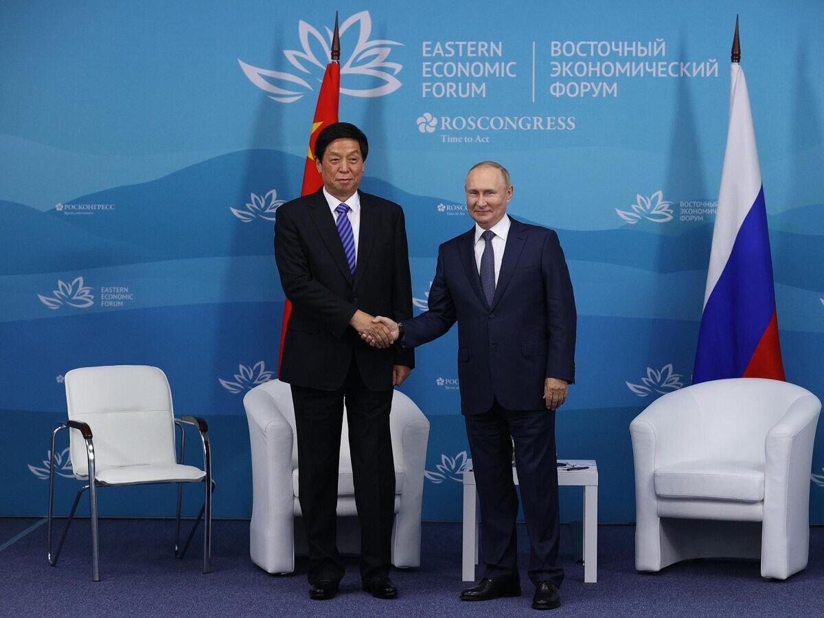    Президент РФ Владимир Путин и председатель Постоянного комитета Всекитайского собрания народных представителей Ли Чжаньшу во время встречи на полях VII Восточного экономического форума во Владивостоке© POOL