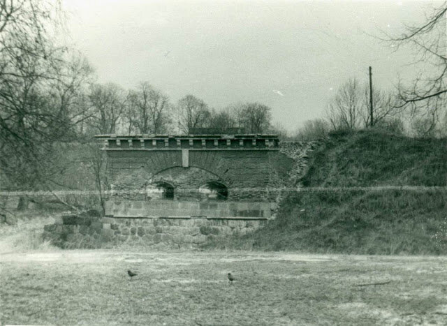 Кордегардия 6-го равелина. Серьезная такая кордегардия с двумя орудийными казематами прикрывает вход в крепость через Михайловские ворота