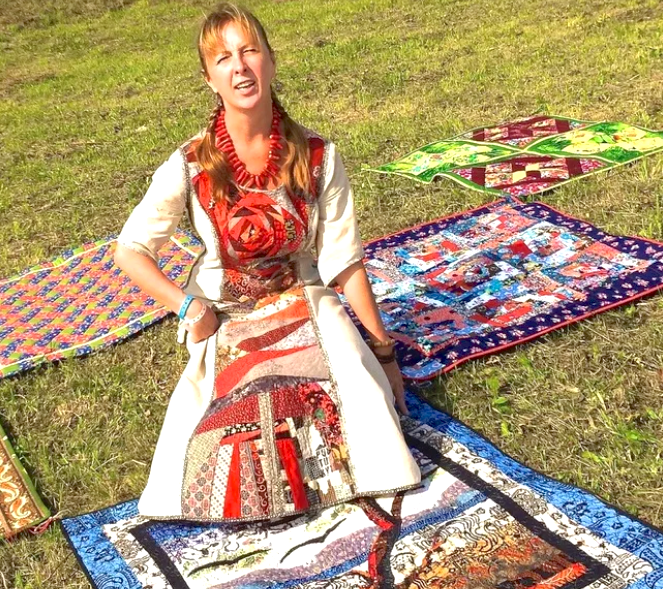 на фото  - Лада Христенко, замечательный мастер лоскутного шитья и ведущая курсов пэчворка из Москвы