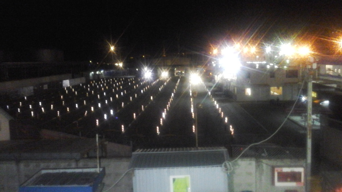 Это отстойник перед тем, как грузиться на паром. Ночь, очередей нет. Все машины проезжают сразу на палубу