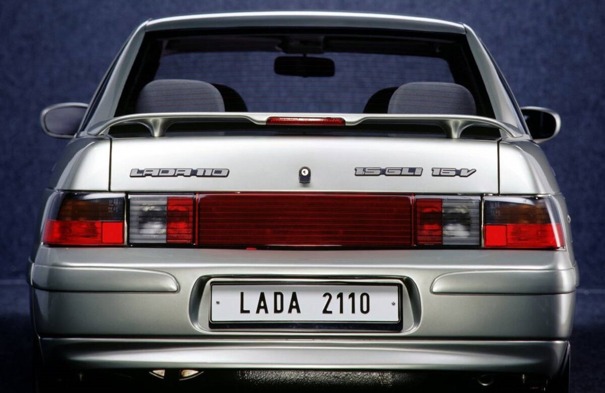 Много шильдиков на багажнике говорят о том, что эта модель оснащена впрысковым мотором 1.5 с 16-клапанной головкой цилиндров. 