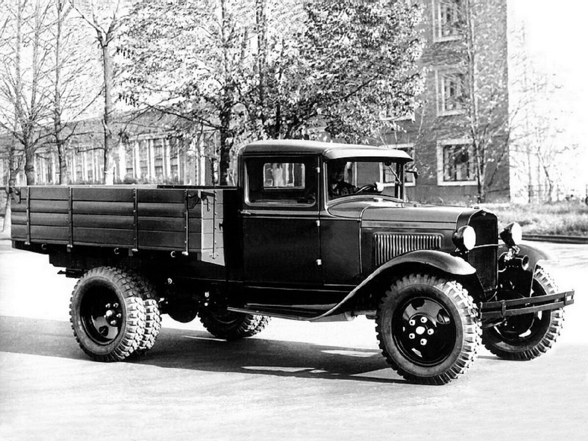 ГАЗ-ММ (1938-1950) - модернизированная версия "полуторки" с двигателем увеличенной мощности