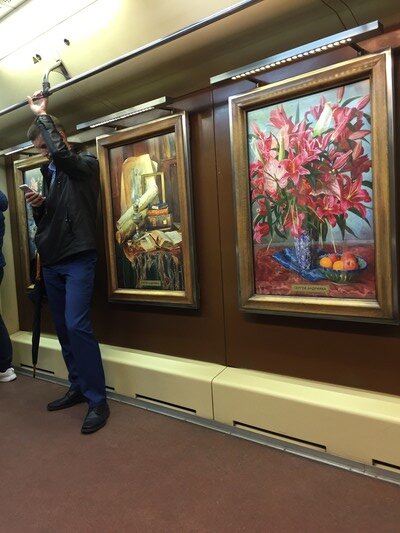 Пассажир упортно не замечает картин, и не может оторваться от смартфона. Фото автора 11.07.2019г