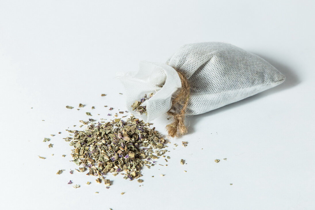 Запарка банная – это высушенные измельченные лечебные травы. Они хранятся в холщовых, полотняных или ситцевых мешочках, и по мере необходимости используются для создания нужной атмосферы или получения лечебного эффекта в парной. 