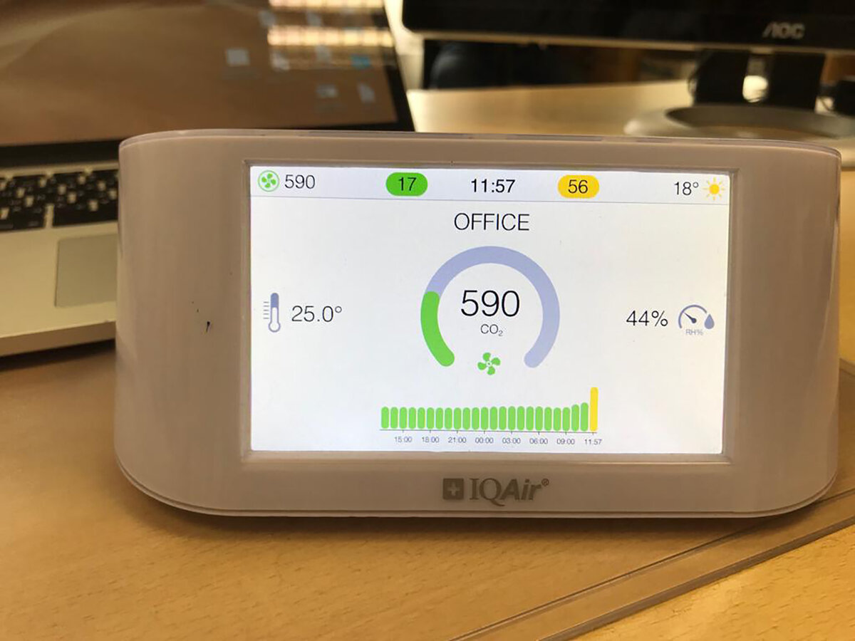 Современные измерительные приборы, например, IQAir AirVisual Pro, отображают все ключевые параметры микроклимата: температуру, концентрацию углекислого газа, уровень влажности, а также индекс качества воздуха.