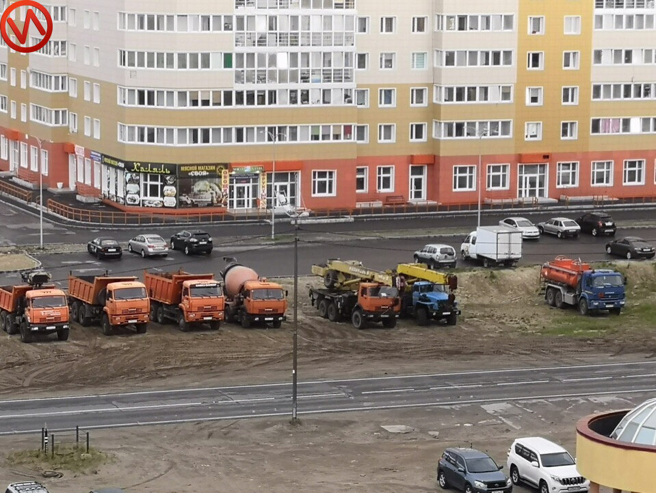 В микрорайоне Тундровом организовали несанкционированную парковку.  
Обочину в районе улицы Новая облюбовали для стоянки водители 
грузовиков и спецтехники. 

Если тяжёлые машины создают неудобства жителям окрестных домов, то соседство с бензовозами создаёт реальную опасность. 

Согласно ПДД справедливость находится на стороне жителей города, так как стоянка грузовых автомобилей с массой более 3,5 тонн разрешена только на специально отведённых площадках. 

За это нарушение водители автомобилей должны понести наказание в виде штрафа в размере до 5 000 рублей. 