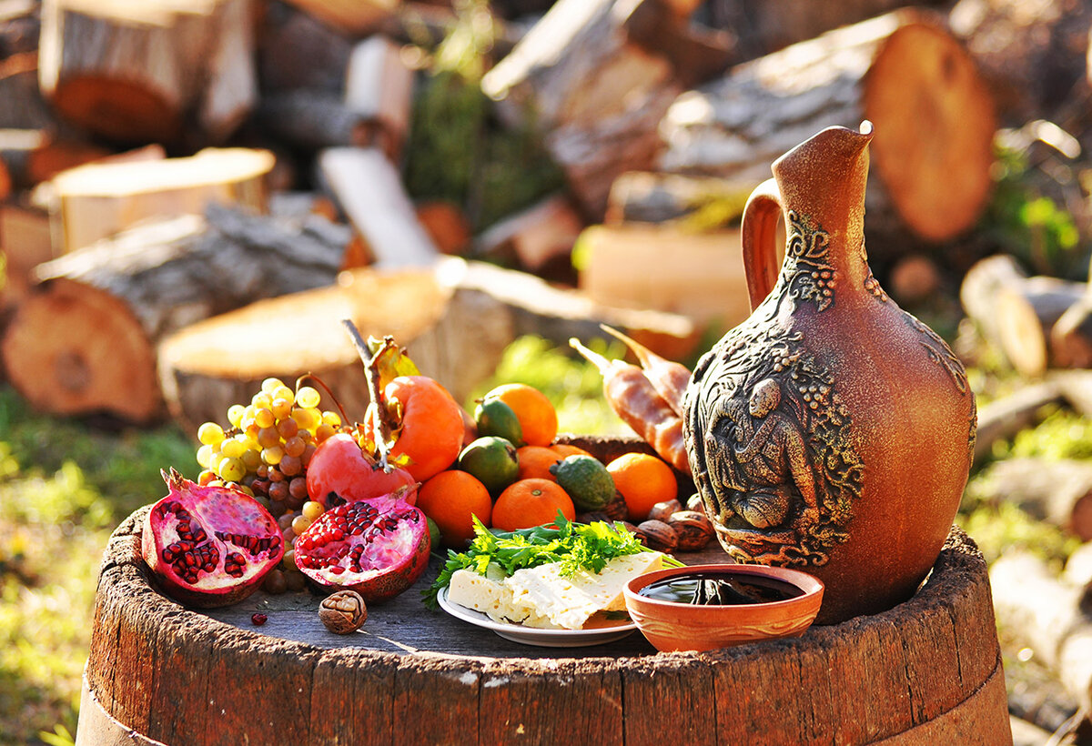 Фрукты и домашнее вино в кувшине. Фото из открытых источников.