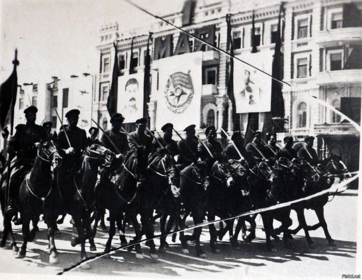 Кубанская кавалерийская. Казаки в параде Победы 1945 года. Кубанские казаки на параде Победы 1945. Донские казаки на параде Победы 1945. Казаки 1945 едут по Берлину.