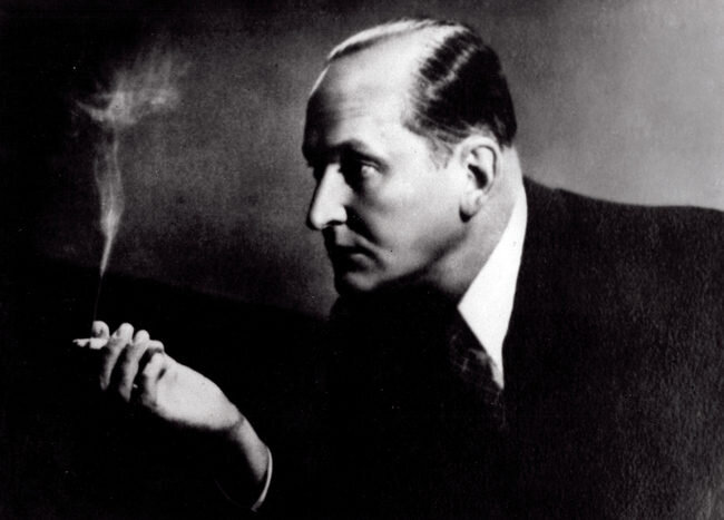 Фотография Вертинского сделана в его кабинете на Тверской в середине 1940-х.