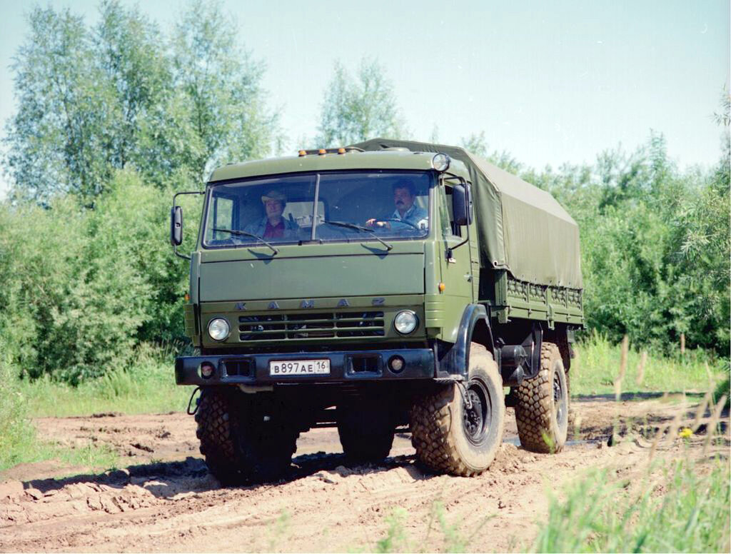 Двухосный грузовик КамАЗ 4326 является транспортным средством высокой проходимости, в котором используется колесная формула 4х4, 10-ступенчатая КПП и «раздатка» с симметричным дифференциалом.
