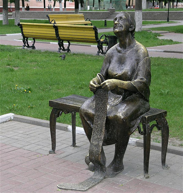 Мечтающая, добродушная бабушка на скамейке, вяжущая чулок. Памятни находит в Белгороде.