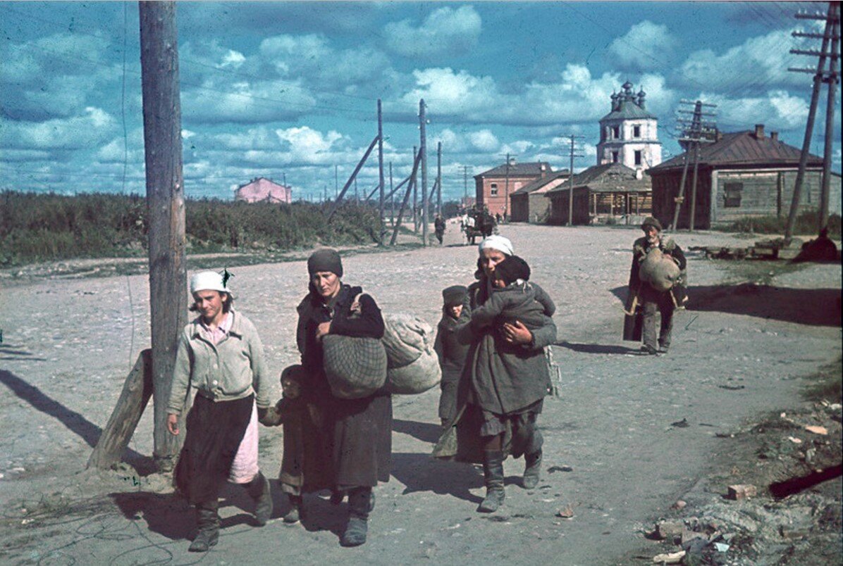 Во время немецкой оккупации. Украинские деревни в оккупации 1941. 1941 Год Смоленская деревня оккупация. Темкино война 1941. Жертвы беженцы 1941 лето 1941.