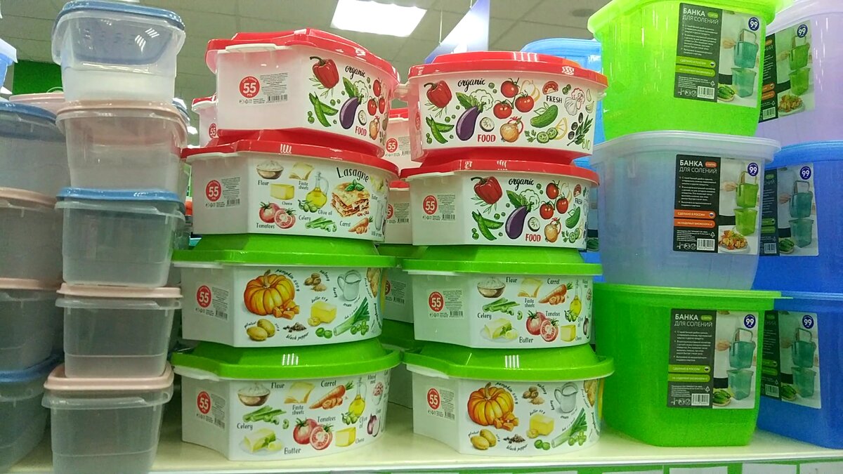 Веселые пластиковые емкости с крышкой и ручками 1,9 литра 55 рублей. Контейнер выполнен хорошо, крышка сидит плотно, открывается туго. Рисунок с одной стороны!