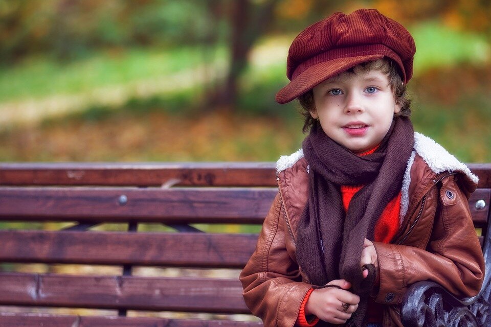 https://pixabay.com/photos/park-boy-baby-bench-small-child-2967754/