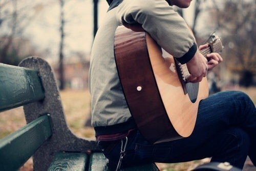 Гитара, как любимая девушка, с ней нужно быть ласковым. 