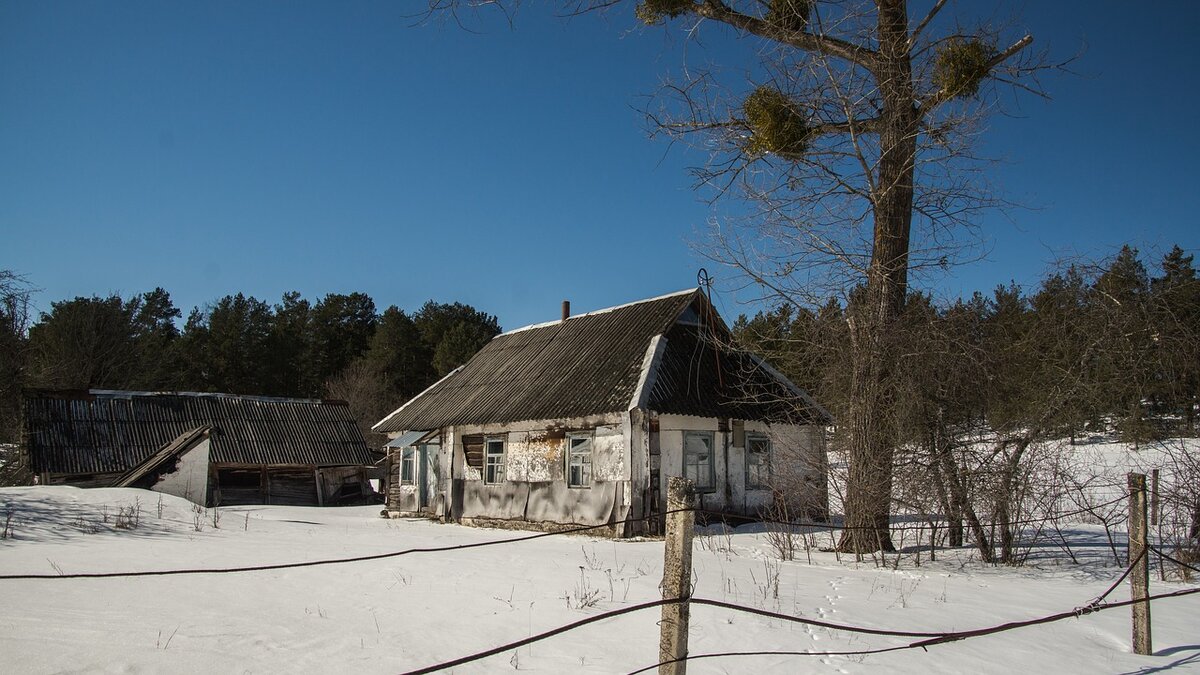 https://pixabay.com/photos/village-snow-exclusion-zone-winter-3363294/