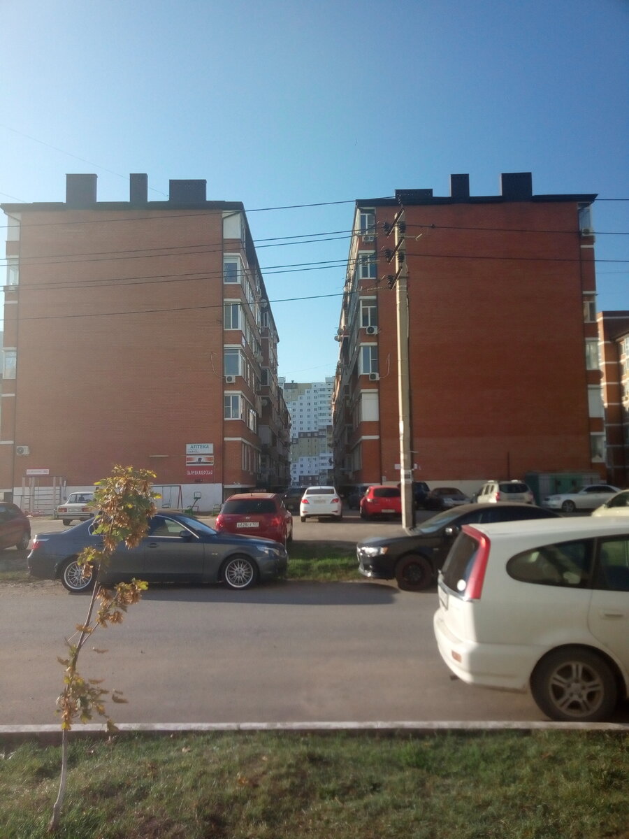 Мы, конечно, не заграница, где многие так живут, но эти дома, на мой взгляд, расположены слишком близко.