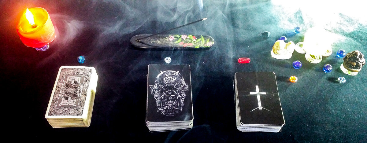 Гадать будем на трех колодах. Две колоды Таро + Оракулы